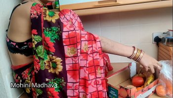 भारतीय देसी फल विक्रेता महिला ने सौदेबाजी के लिए ग्राहक के साथ ज़बरदस्त चुदाई हिंदी ऑडियो Hd
