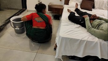 Watch कोमल स्विमिंग पूल में नहा रही थी लेकिन पति ने पोछा वाली के साथ सुरु कर दिया Full Video